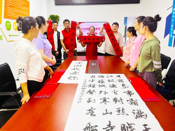 2023年9月27日上午，龙蟠南苑社区新时代文明实践站开展“书法迎国庆 翰墨颂党恩 ”书法活动.jpg