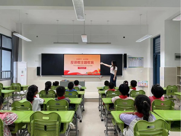 开展了以“崇尚科学，反对邪教”为主题的反邪教警示教育活动.jpg