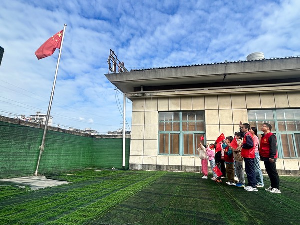 滁州市南谯区文昌花园社区新时代文明实践站，2023年10月4日上午，开展&ldquo;向国旗敬礼&rdquo;主题教育活动。（拍摄单位：文昌花园社区 拍摄人：周婷婷）.jpg