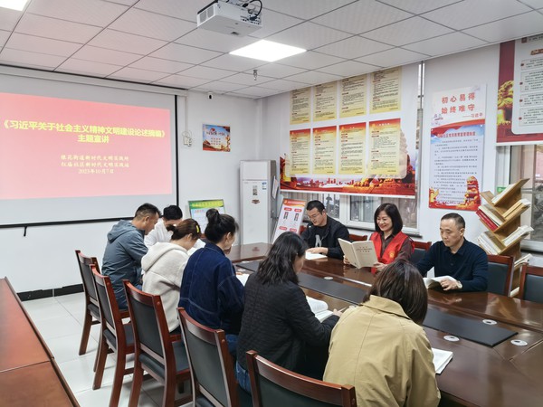 红庙社区新时代文明实践站，2023年10月7日下午，在红庙社区开展《习近平关于社会主义精神文明建设论述摘编》主题宣讲（拍摄作者：红庙社区刘申昇） (1).jpg