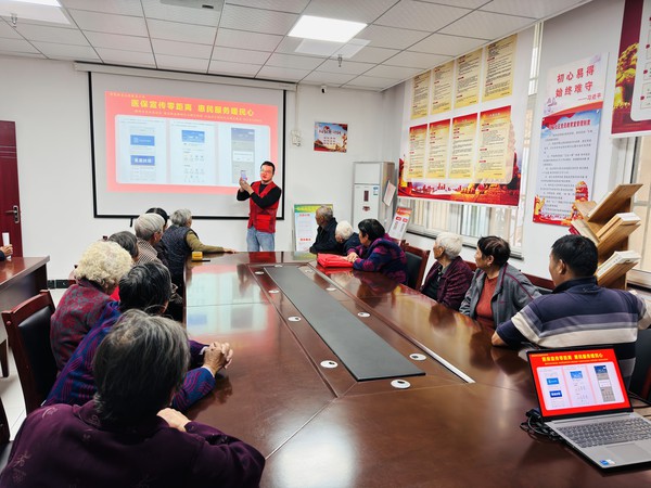 红庙社区新时代文明实践站，2023年10月8日下午，在红庙社区开展“医保宣传零距离 惠民服务暖民心”主题活动（拍摄作者：红庙社区高超） (2).jpg
