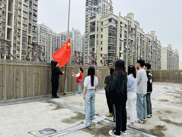 滁州市南谯区永乐社区新时代文明实践站，2023年10月1日上午，开展“升国旗 庆国庆”主题活动（拍摄单位：永乐社区 拍摄者：李杨） (2).jpg