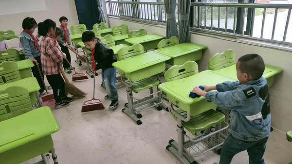 学生积极参与校园清扫活动.jpg