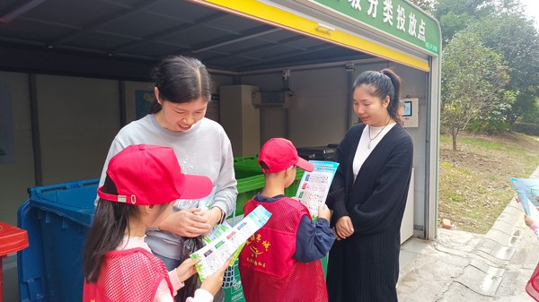 滁州市南谯区天逸华府社区，2023年10月15日，开展&ldquo;垃圾分类 从我做起&rdquo;主题活动。（拍摄单位：天逸华府社区 拍摄者：薛瑶） (3).jpg