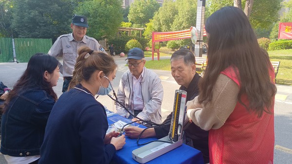 中共滁州市直属机关工作委员会携手天逸华府社区，2023年10月16日上午，开展“美好生活 从齿开始”主题活动。（拍摄单位：天逸华府社区 拍摄者：薛瑶） (1).jpg