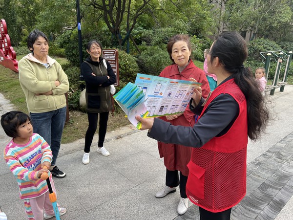 滁州市南谯区同乐街道东坡社区新时代文明实践站2023年10月10日开展“防范电信诈骗 维护社会治安”宣传活动    (3).jpg