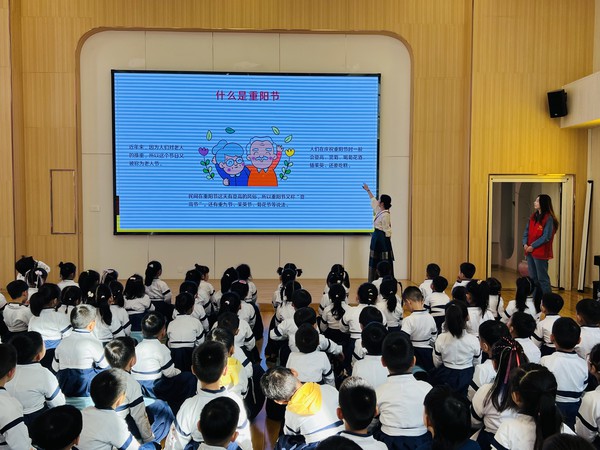 滁州市南谯区同乐街道东坡社区新时代文明实践站联合同乐街道社工未保站、阳明幼儿园、东方传媒、琅嬛汉礼工作室2023年10月23日开展“弘扬传统文化——走进重阳”主题宣传活动 (13).jpg
