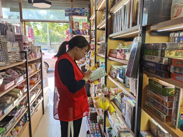 10月31日，紫南社区开展扫黄打非文化市场巡查活动 (2).jpg