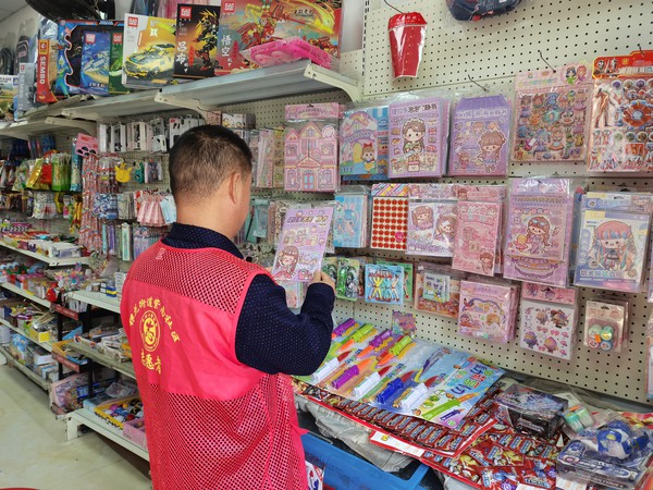 10月31日，紫南社区开展扫黄打非文化市场巡查活动 (1).jpg