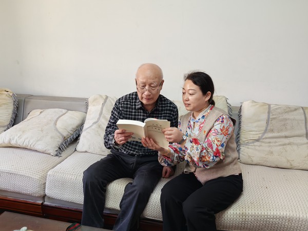 2023.10.31 龙蟠汇景党支部书记与支部党员韦正山开展&ldquo;微党课&rdquo;.jpg