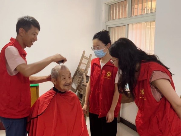 龙蟠街道爱心义剪 (2).jpg