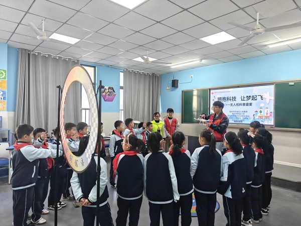 滁州市南谯区同乐街道同乐社区新时代文明实践站，2023年11月6日上午，开展&ldquo;拥抱科技 让梦起飞&rdquo;&mdash;无人机科普盛宴主题活动.jpg