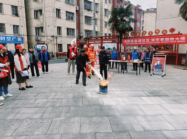 银东社区2023年11月9日,开展“消防安全进社区,筑牢家园防火墙”主题活动 拍摄者:王阳 工作单位:银东社区 (49).jpg