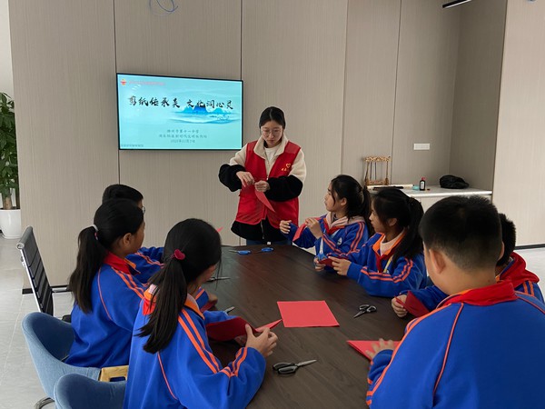 滁州市南谯区同乐街道同乐社区新时代文明实践站，2023年11月7日上午，开展&ldquo;剪纸传承美 文化润心灵&rdquo;主题活动（丰富文化生活）.jpg