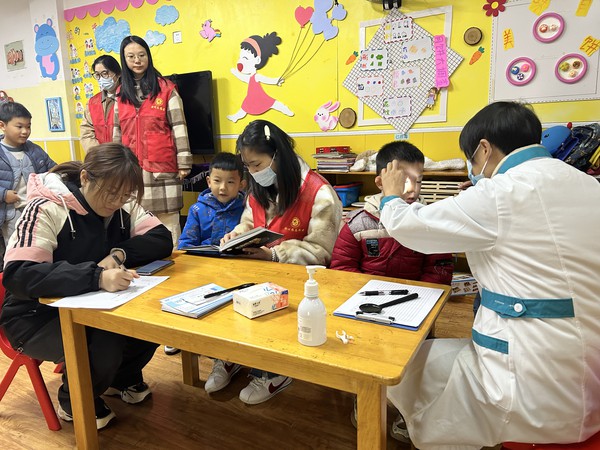 滁州市南谯区文昌花园社区新时代文明实践站，2023年11月17日，开展&ldquo;爱眼义诊进校园 共筑&lsquo;睛&rsquo;彩保健康&ldquo;主题活动。（拍摄单位：文昌花园社区 拍摄人：周婷婷） (7).jpg