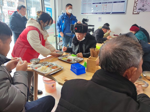 老年食堂，&ldquo;暖心餐&rdquo;送到家门口.jpg