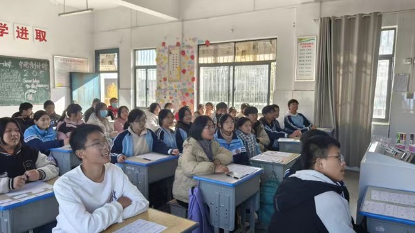 聚精会神地听.jpg