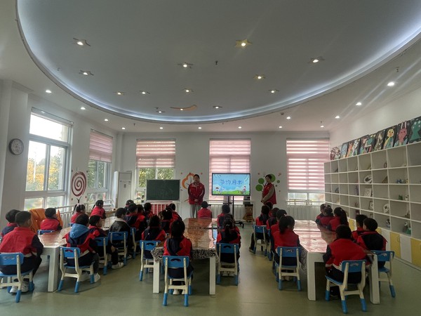 11月28日花园社区联合左岸香颂红缨幼儿园开展&ldquo;小手一伸 勤俭节约大有作为&rdquo;宣传教育活动1.JPG