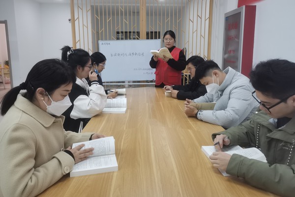 11月22日发能国际城社区团总支开展“悦读新时代,逐梦新征程”的主题团课学习 (1).jpg