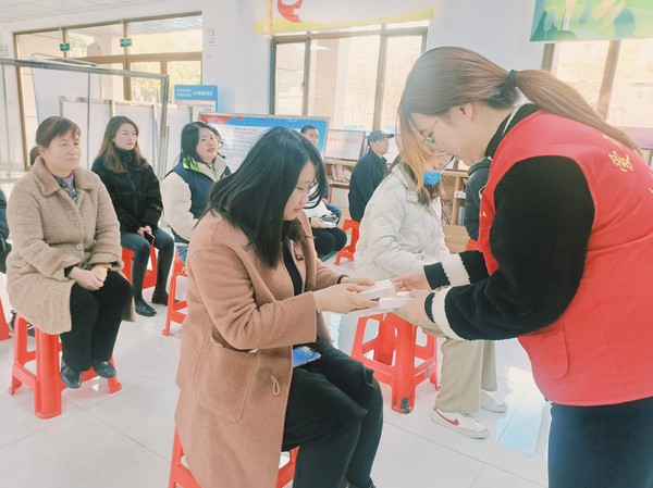 银东社区2023年12月1日开展&ldquo;凝聚社会力量，合力共抗艾滋&rdquo;主题科普活动      拍摄者：王阳    工作单位：银东社区 (26).jpg