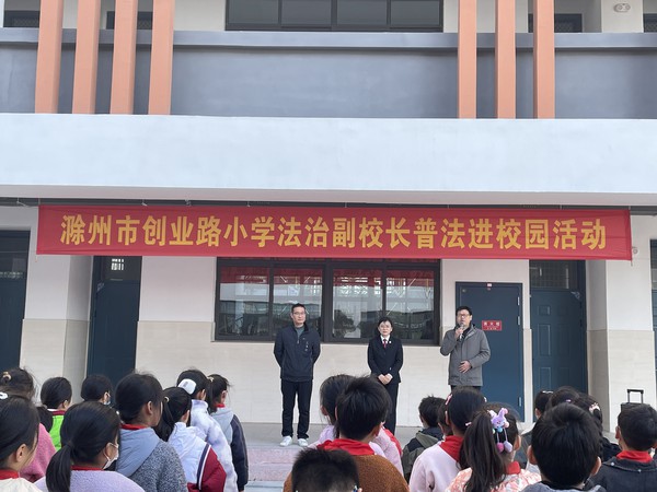 法治副校长给同学们普及法律知识.jpg
