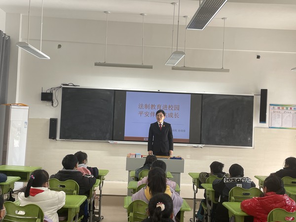 孙法官走进课堂给同学们带来了精彩的法治教育课.jpg