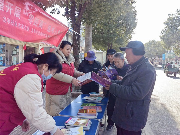 2023年12月1日龙亭社区新时代文明实践站开展&ldquo;零距离&ldquo;送书活动，发放关于倡导绿色环保理念 培育健康生活方式相关书籍给居民-2（拍摄单位：龙亭社区 拍摄者：陈莹莹）.jpg