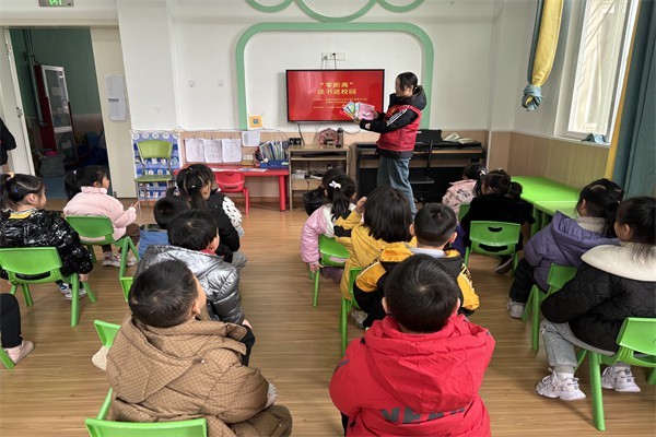 2023年12月12日吕赵社区农家书屋“零距离”送书进校园 (拍摄单位:吕赵社区 拍摄者:计佳新).jpg