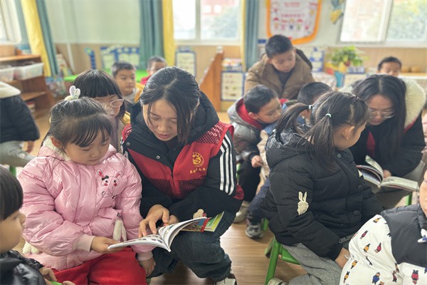 2023年12月12日吕赵社区农家书屋“零距离”送书进校园 (拍摄单位:吕赵社区 拍摄者:计佳新) (3).jpg