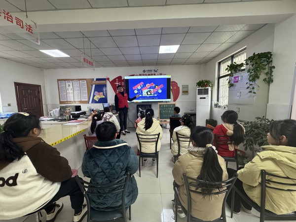 时间：2023年12月19日，组织者：滁州市南谯区沙河镇新塘村。主题：新塘村开展《中小学生网络安全教育》宣传，参与者：新塘村志愿者及中小学生.jpg