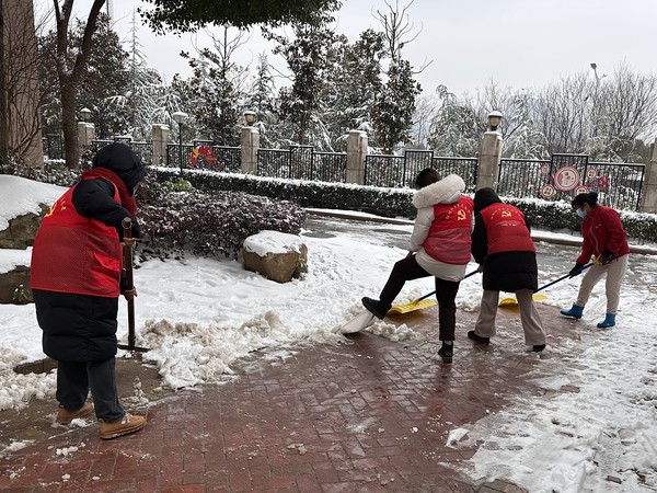 滁州市南谯区同乐街道阳明社区新时代文明实践站,12月19日早晨,开展“除冰扫雪 情暖寒冬”志愿服务活动.jpg