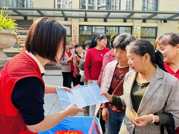 汇聚侨力 服务中心工作.jpg