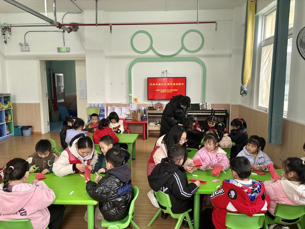 吕赵社区开展&ldquo;传承非遗文化，剪艺喜迎新年&rdquo;特色剪纸活动   拍摄人：计佳新  拍摄单位：吕赵社区.jpg