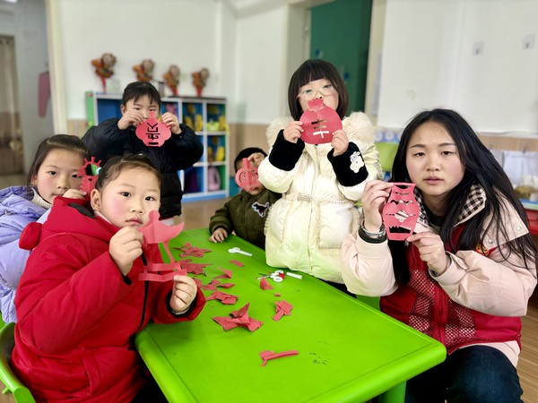 吕赵社区开展&ldquo;传承非遗文化，剪艺喜迎新年&rdquo;特色剪纸活动   拍摄人：计佳新  拍摄单位：吕赵社区（4）.jpg