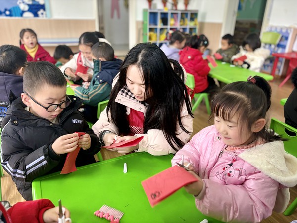 吕赵社区开展&ldquo;传承非遗文化，剪艺喜迎新年&rdquo;特色剪纸活动   拍摄人：计佳新  拍摄单位：吕赵社区 (2).jpg