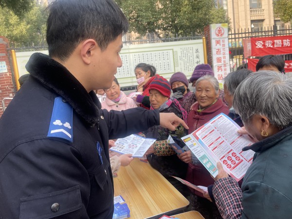 2024年1月9日花园社区开展&ldquo;你我同心  平安才能实现&rdquo;警察节普法宣传活动1.jpg