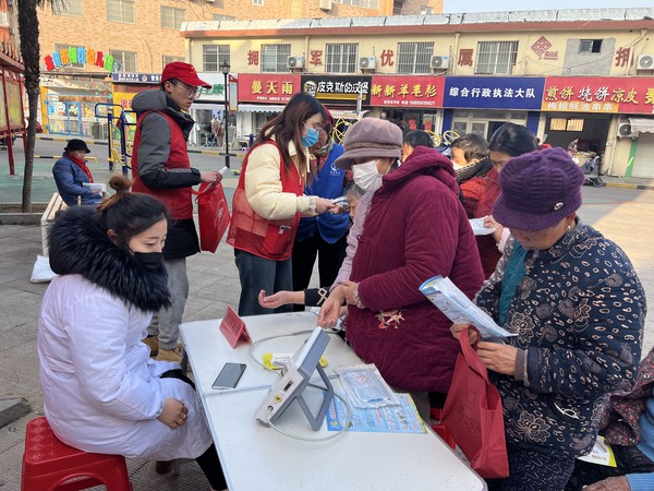 2024年1月11日下午，银花街道银东社区组织辖区群众开展&ldquo;健康义诊进社区 惠民服务暖人心 &rdquo;爱心义诊主题活动。  拍摄者：张雅雯  工作单位：银东社区（3）.jpg