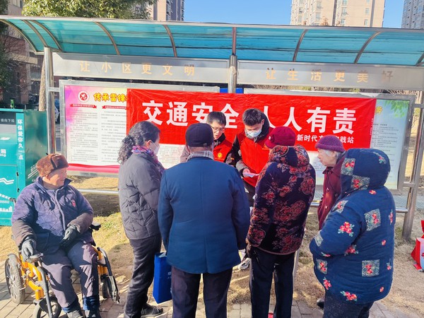 滁州市南谯区龙蟠南苑社区新时代文明实践站，2024年1月15日上午开展&ldquo;交通安全 人人有责&rdquo;志愿宣传活动（拍摄单位：龙蟠南苑社区）.jpg