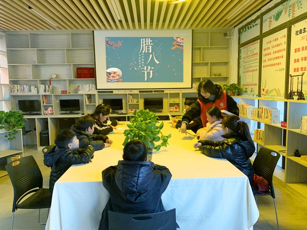 2024年1月17日银丰社区在农家书屋组织&ldquo;五谷画丰收 巧手迎新年&rdquo;活动（拍摄人：朱桐，拍摄单位：银丰社区） (2).jpg