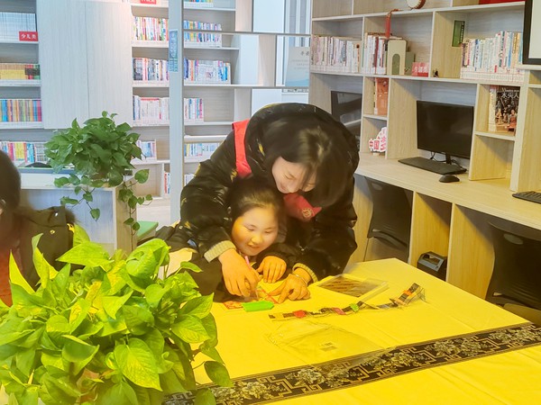 2024年1月17日银丰社区在农家书屋组织&ldquo;五谷画丰收 巧手迎新年&rdquo;活动（拍摄人：朱桐，拍摄单位：银丰社区） (3).jpg