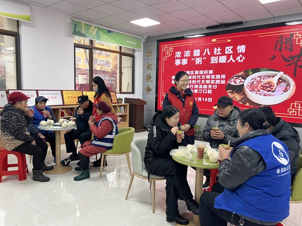 银东社区2024年1月18日开展&ldquo;浓浓腊八社区情 事事&lsquo;粥&rsquo;到暖人心&rdquo;庆祝腊八节主题宣传活动       拍摄者：张雅雯     工作单位：银东社区 (2).jpg