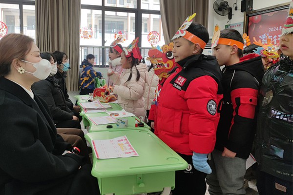龙腾虎跃过新年  萌娃快乐闯考关.jpg