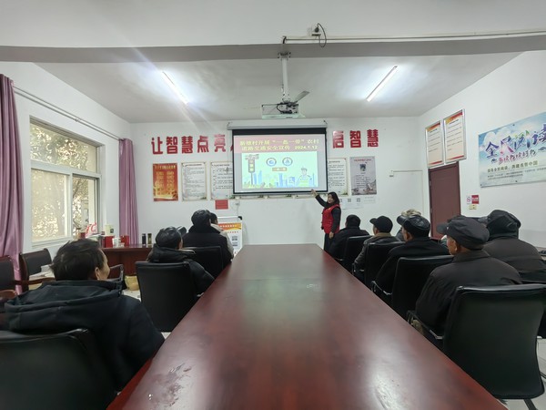 时间：2024年1月12日，组织者：滁州市南谯区沙河镇新塘村，主题：新塘村开展&ldquo;一盔一带&rdquo;农村道路交通安全宣传，参与者：新塘村志愿者及村民.jpg