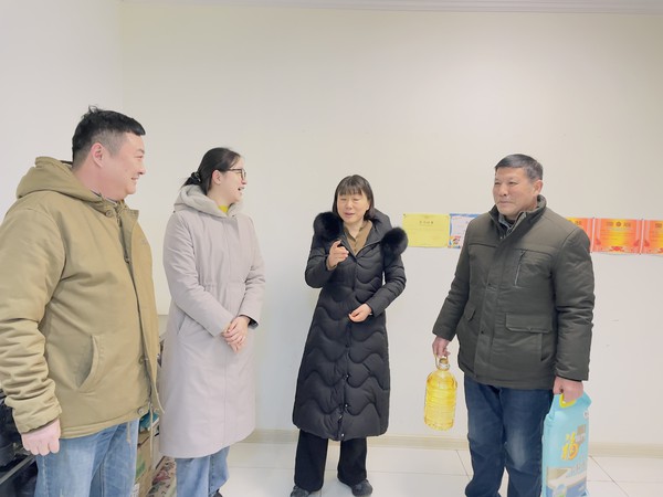 2024年1月20日,民建滁州市委主委、市统计局局长杜春花到红庙社区开展慰问困难群众(1).jpg