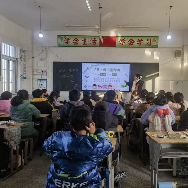 银东社区2024年1月24日开展“拒绝盗版 共筑未来”护苗绿书签主题宣传活动 拍摄者:张雅雯 工作单位:银东社区 (2).JPG