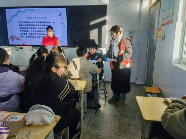 银东社区2024年1月24日开展&ldquo;拒绝盗版 共筑未来&rdquo;护苗绿书签主题宣传活动       拍摄者：张雅雯     工作单位：银东社区  (4).JPG