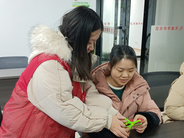 2024年1月25日,天逸华府社区新时代文明实践站开展“传承非遗文化 品味艺术人生”主题活动。 ((1).jpg