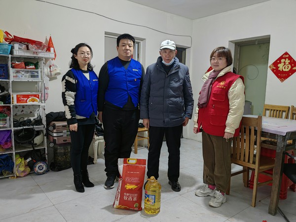 1月30日，花园社区与滁州供水&ldquo;蓝背心&rdquo;志愿服务队联手，启动了&ldquo;温暖春节&rdquo;慰问活动.jpg