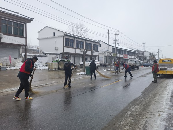 党员志愿者扫雪活动..jpg