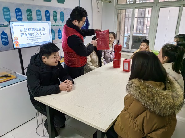 红庙社区新时代文明实践站，2024年2月4日下午，在红庙社区开展“消防科普在身边 安全知识入人心”主题科普活动（拍摄作者：红庙社区刘申昇） (1).jpg